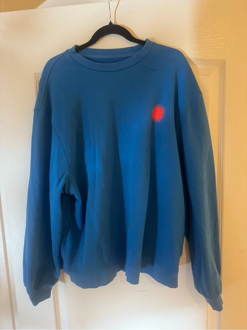 SET Active Blue Crewneck Sweatshirt with Coral Sunburst Resort Collection - Picture 2 of 4